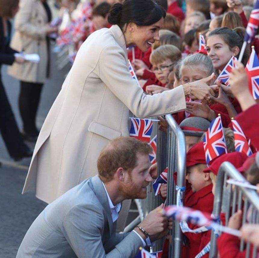 Toată ţara o iubeşte, dar prietenii Prinţului Harry nu o suportă. De ce Meghan Markle nu este privită cu ochi buni