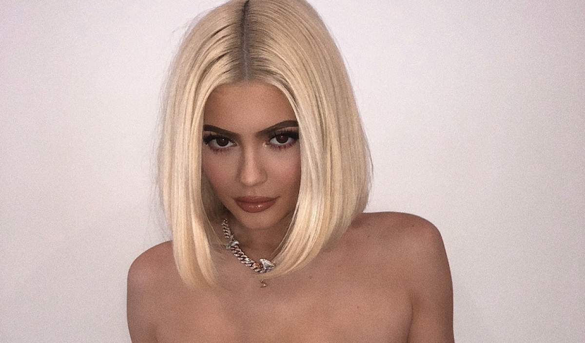 FOTO / Aroganță în stilul Kardashian! De ziua ei, Kylie Jenner i-a luat mamei un bolid mega luxos!