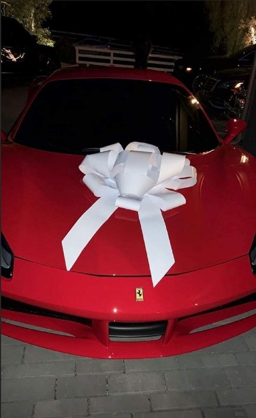 FOTO / Aroganță în stilul Kardashian! De ziua ei, Kylie Jenner i-a luat mamei un bolid mega luxos!