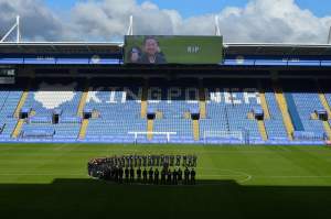 FOTO & VIDEO / Momente copleşitoare în Anglia! Patronul clubului Leicester City, omagiat de jucători şi de familie pe stadion