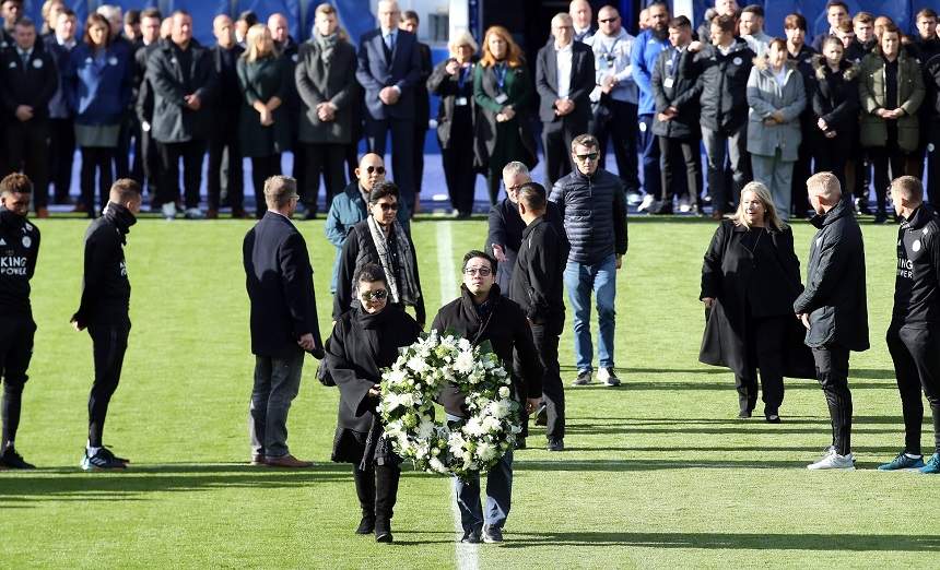 FOTO & VIDEO / Momente copleşitoare în Anglia! Patronul clubului Leicester City, omagiat de jucători şi de familie pe stadion