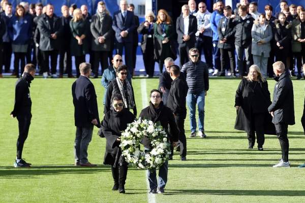 FOTO & VIDEO / Momente copleşitoare în Anglia! Patronul clubului Leicester City, omagiat de jucători şi de familie pe stadion