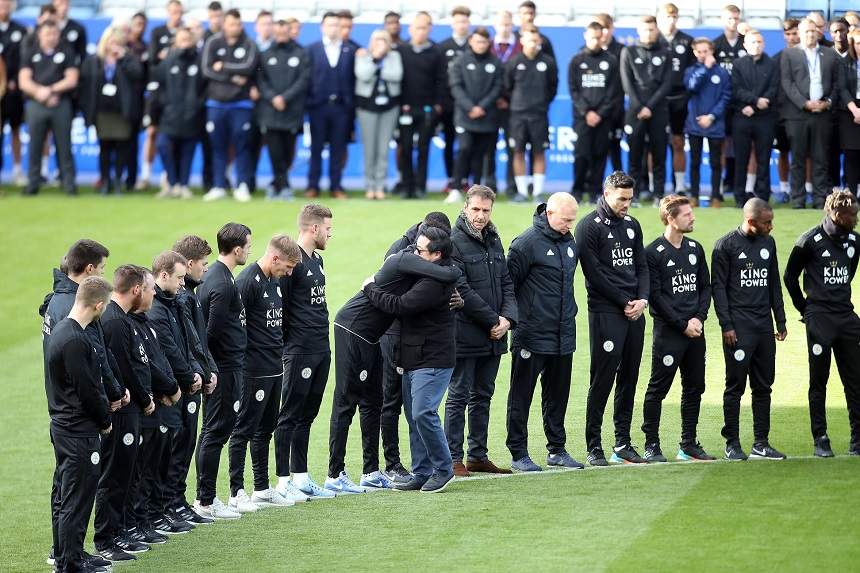 FOTO & VIDEO / Momente copleşitoare în Anglia! Patronul clubului Leicester City, omagiat de jucători şi de familie pe stadion