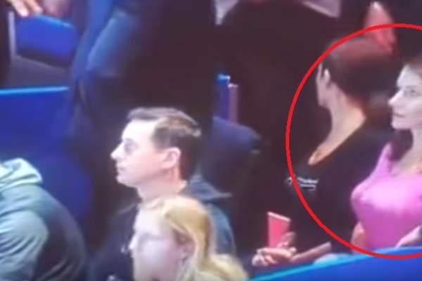 VIDEO / Au lăsat microfonul deschis, iar dialogul dintre doi comentatori s-a auzit în toată lumea: "Minuni româneşti! Nu cred că sunt silicoane"