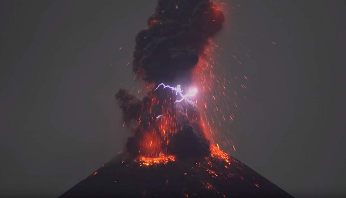 VIDEO / Fenomen deosebit de rar în Indonezia! Un vulcan și-a generat propriul fulger, în timpul erupției