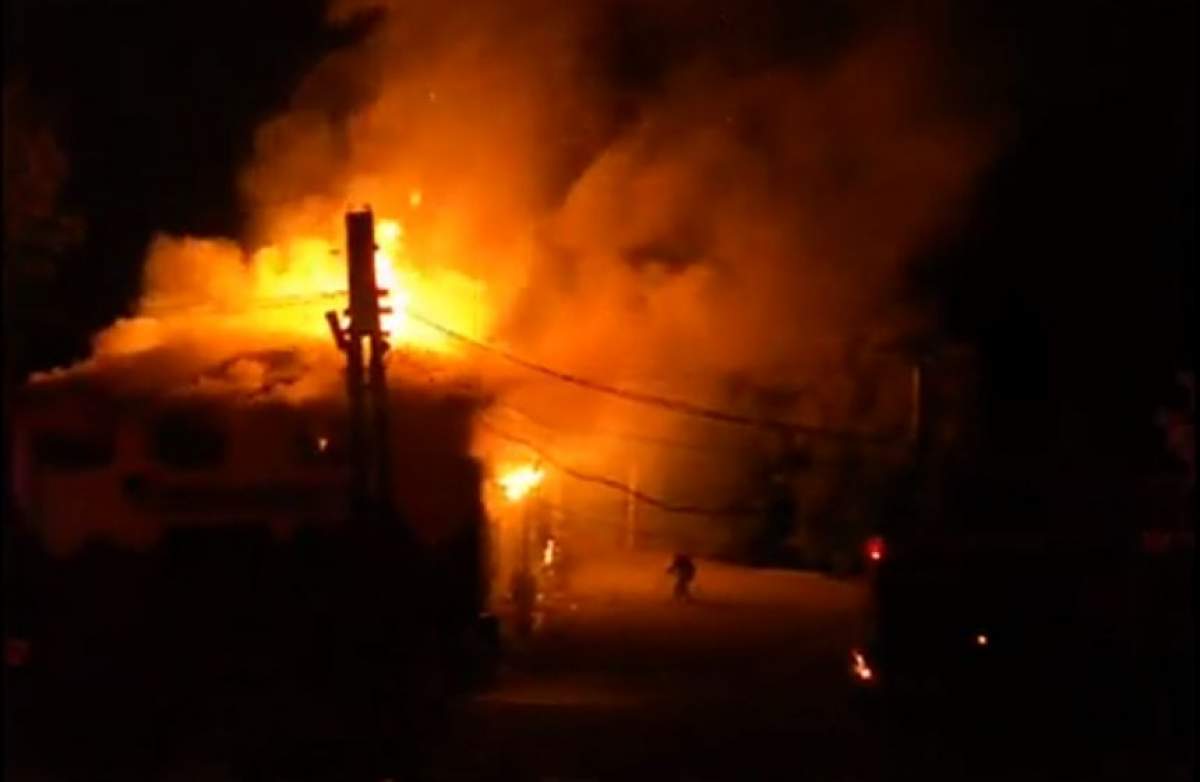 VIDEO / Incendiu devastator la o pensiune din Buzău. Pompierii se luptă cu flăcările de câteva ore
