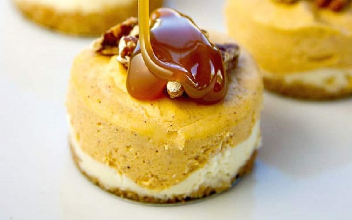 REȚETA ZILEI: Mini cheesecakes cu dovleac și sos de caramel și pecan