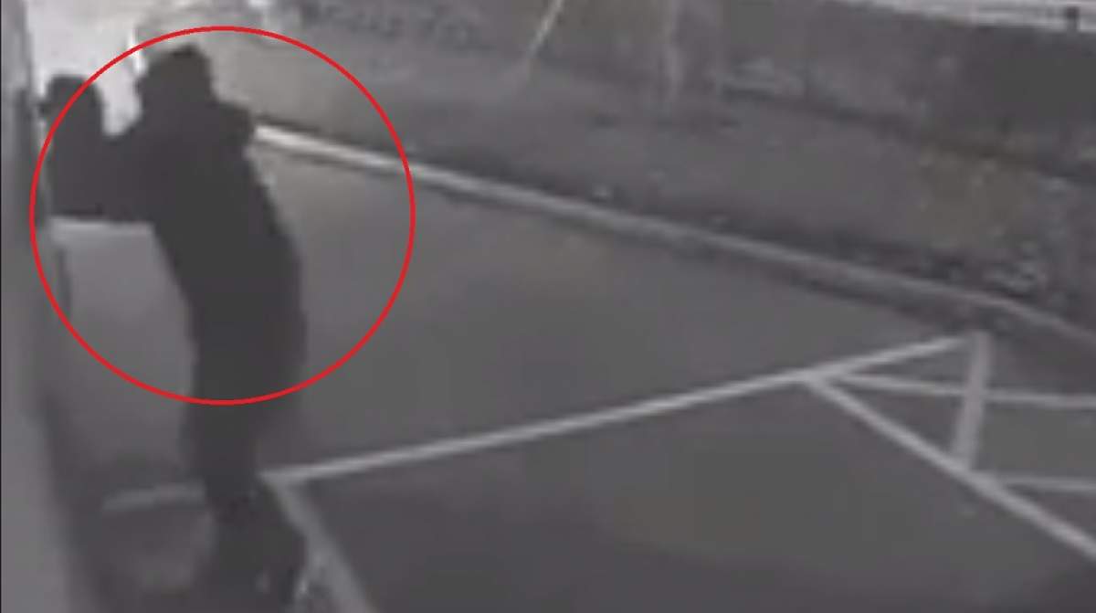 VIDEO / Tupeul nu cunoaște margini! Un hoț a jefuit o ambulanță, în timp ce medicii îngrijeau pacientul
