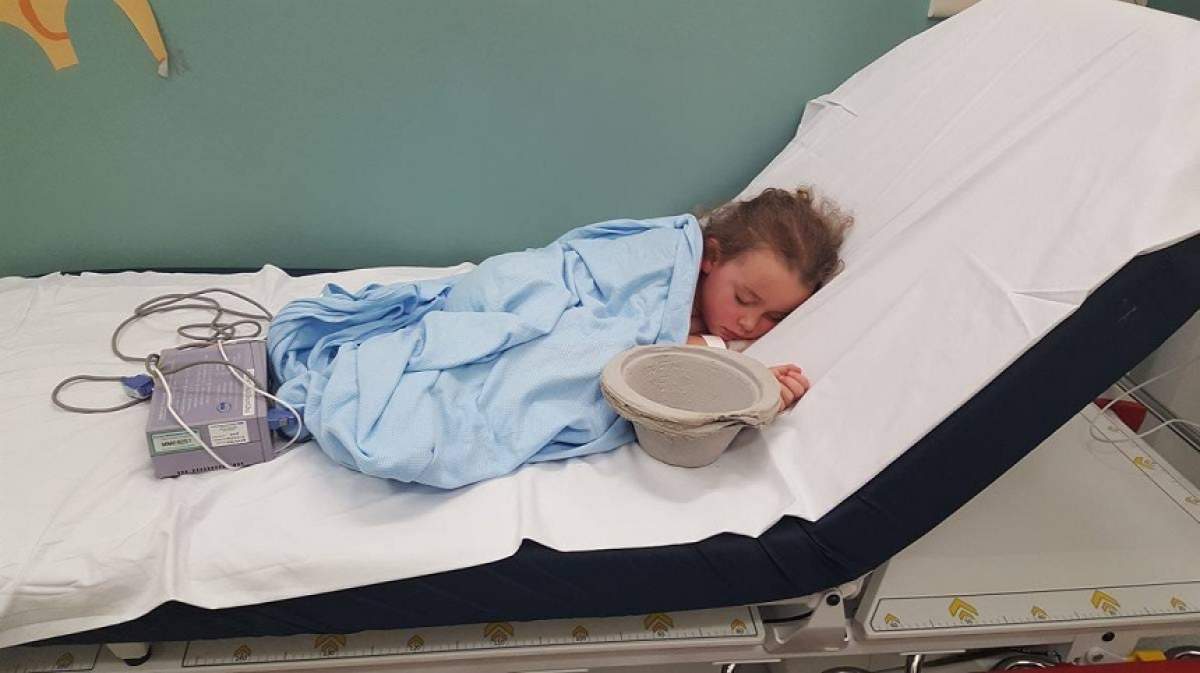 FOTO / Şocant! Cum a putut o mamă să-şi posteze fiica pe Facebook! A ajuns în stare gravă la spital