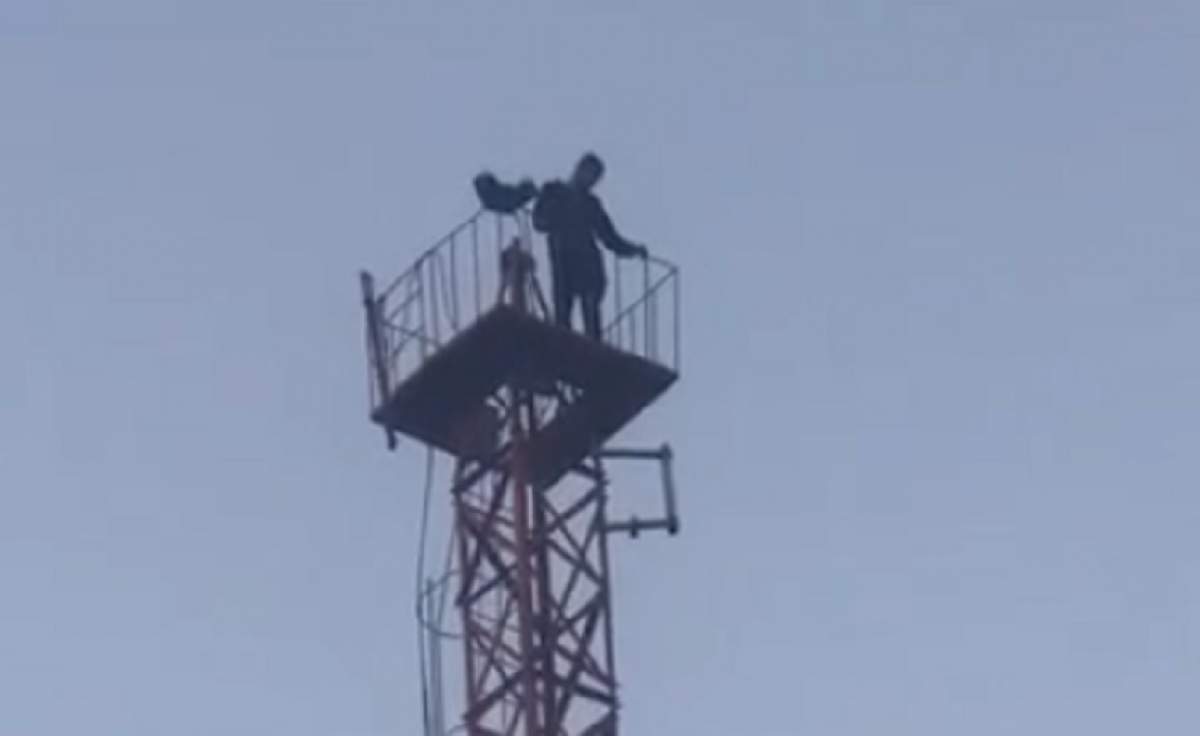 VIDEO / Un brăilean ameninţă că se aruncă în gol, de pe o antenă! Bărbatul este la a treia încercare