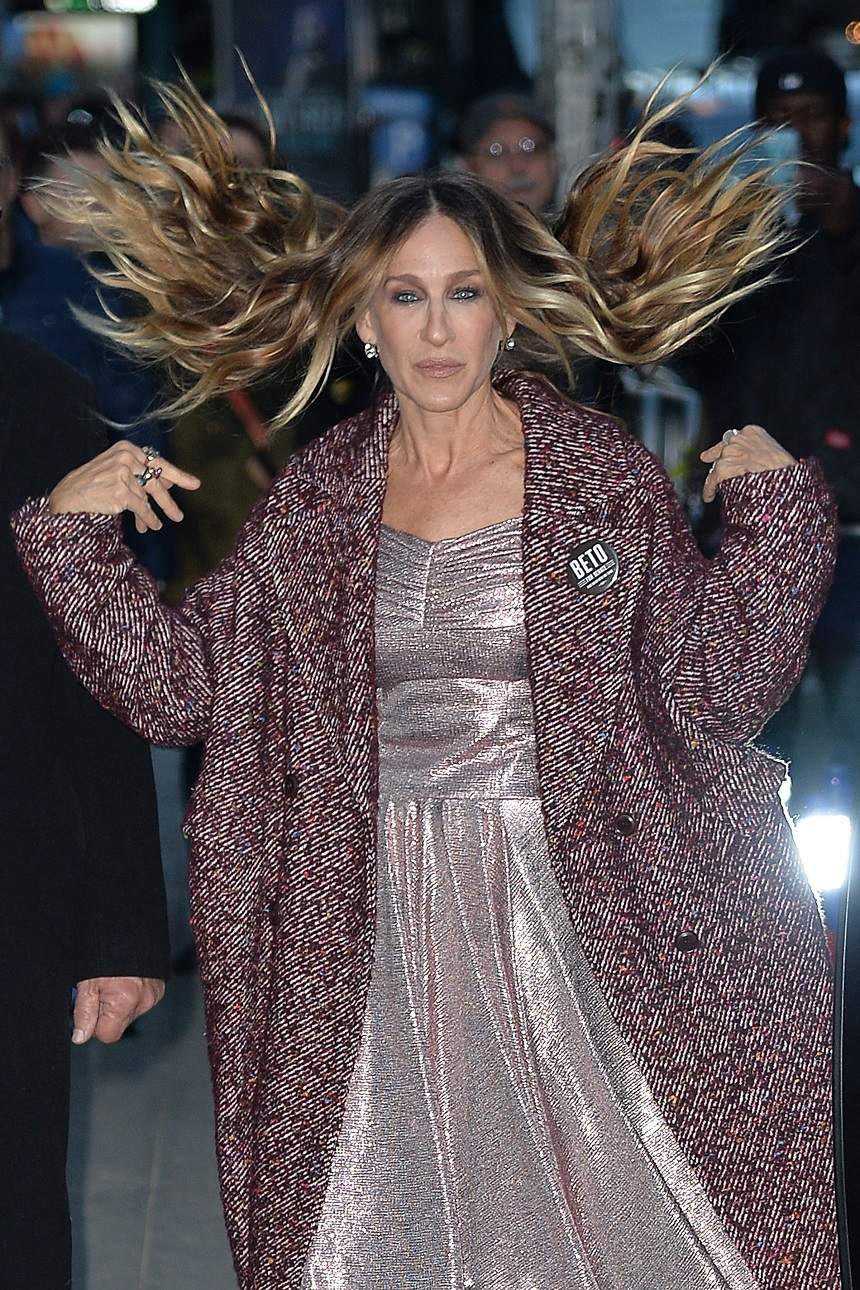 FOTO / Arată ca o bunicuță! Sarah Jessica Parker s-a afișat „trasă” la față, la un eveniment monden