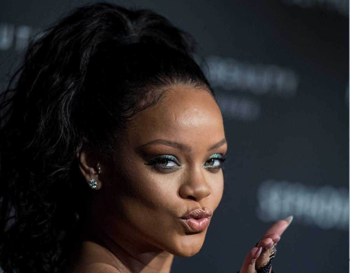 FOTO / Apariţie ULUITOARE!  Rihanna, în piele de şarpe