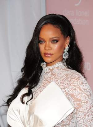 FOTO / Apariţie ULUITOARE!  Rihanna, în piele de şarpe