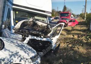 FOTO / Carambol în Dâmboviţa, în această dimineaţă! Două victime, după ce trei maşini s-au făcut praf