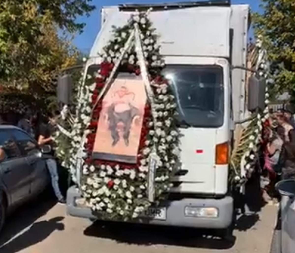 FOTO / Lacrimi și jale la înmormântarea lui Ion Duduianu! Sorin Copilul de Aur a cântat la căpătâiul interlopului