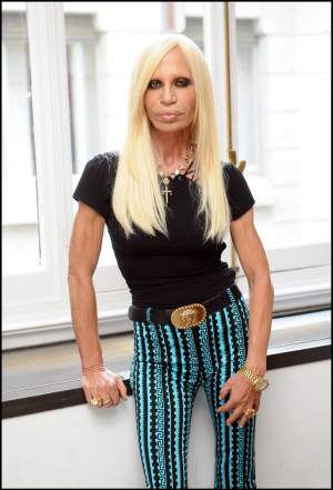 FOTO / A investit o avere în operațiile estetice, dar arată cum nu se poate mai rău! În ce hal a ajuns Donatella Versace
