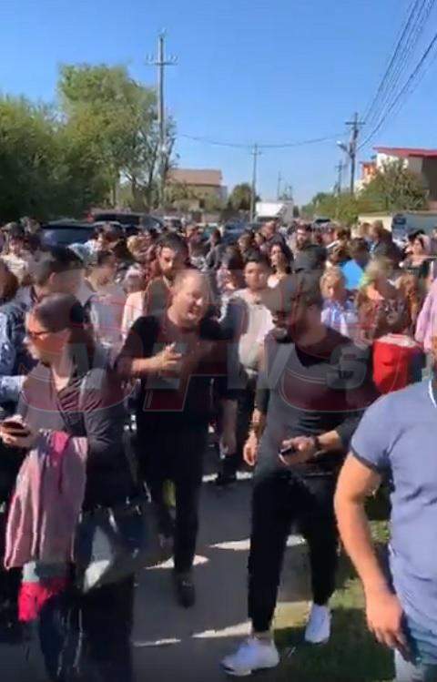 EXCLUSIV / Seful clanului Duduianu, dus la groapă cu dedicații și bani mulți! Imagini nemaivăzute de la înmormântarea care a blocat o strada întreaga. La căpătâi cânta de jale Sorin Copilul de Aur