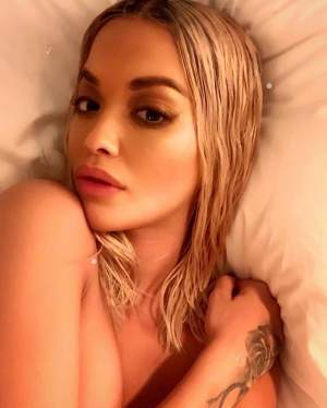 FOTO / Rita Ora a pozat goală! A încins imaginaţia bărbaţilor cu sânii imenşi