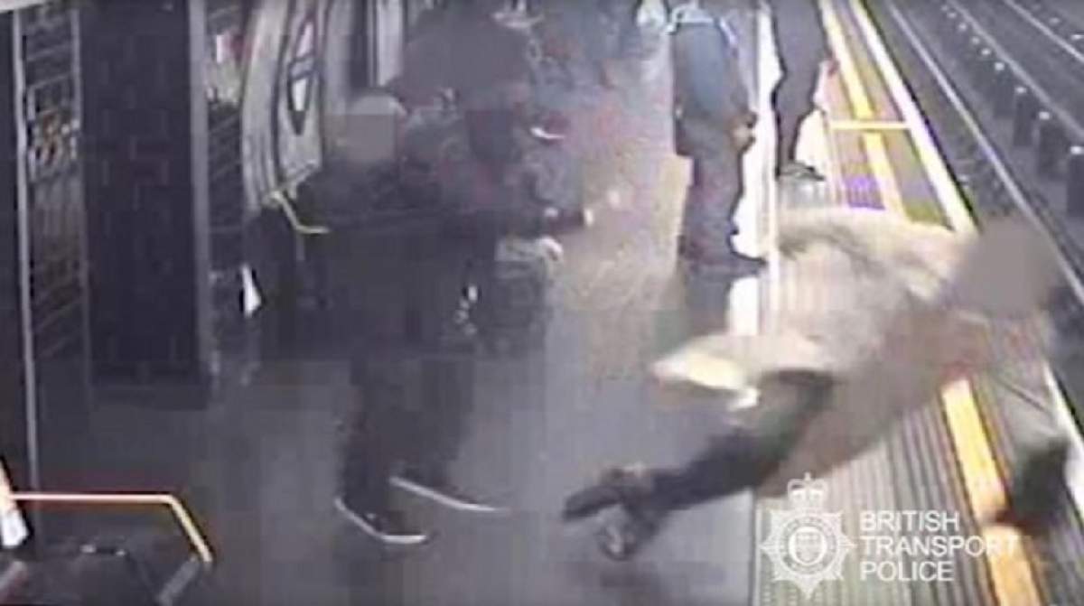 VIDEO / Momentul șocant când un bărbat își împinge vechiul șef pe șinele metroului