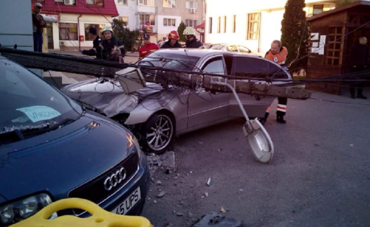 Sfârşit cumplit pentru un bărbat din Prahova!  Un stâlp din beton a căzut peste maşina în care se afla