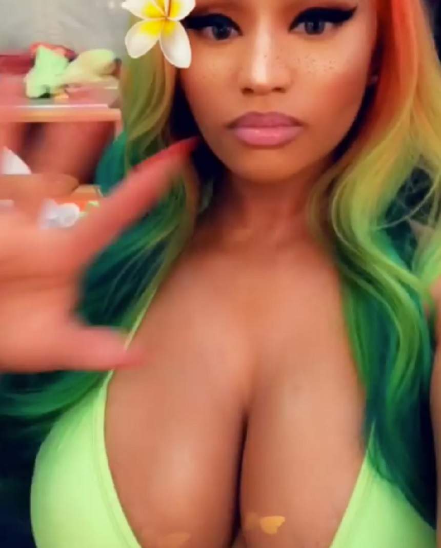 VIDEO / Nicki Minaj, apariție-bombă! Starul le-a arătat fanilor „bijuteriile” din sutien