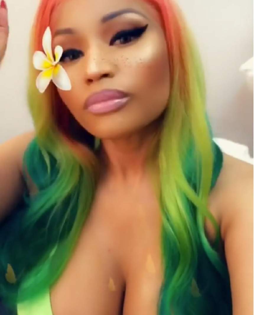 VIDEO / Nicki Minaj, apariție-bombă! Starul le-a arătat fanilor „bijuteriile” din sutien