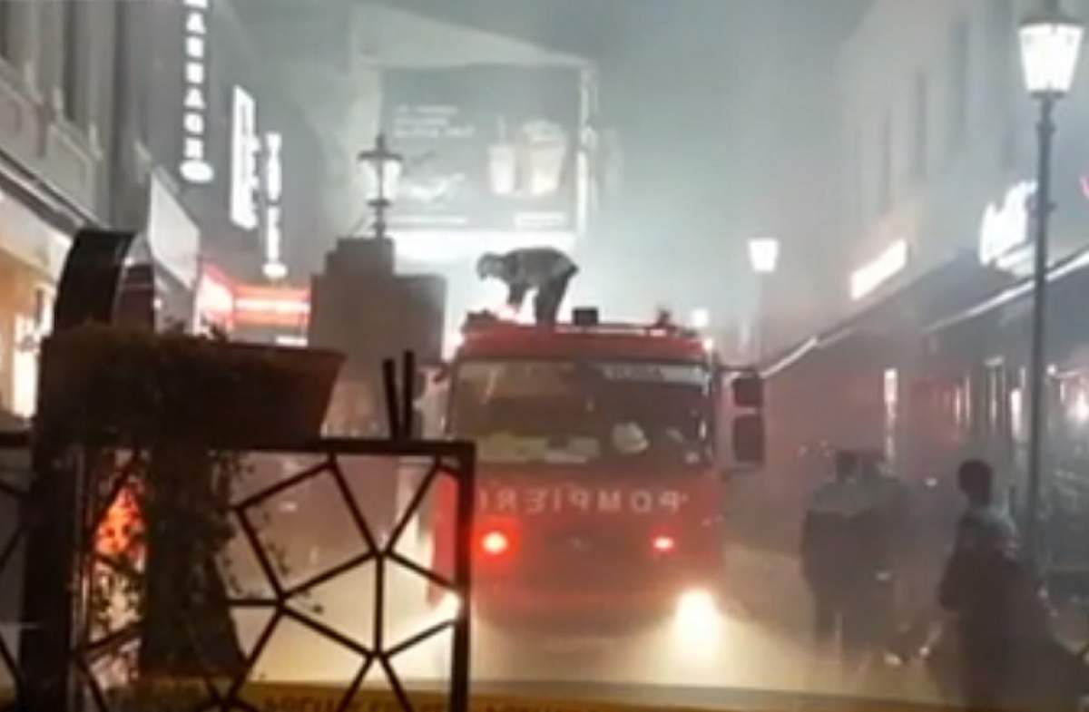 VIDEO / Panică în Centrul Vechi al Capitalei! Sute de tineri au fost evacuaţi din cauza unui incendiu