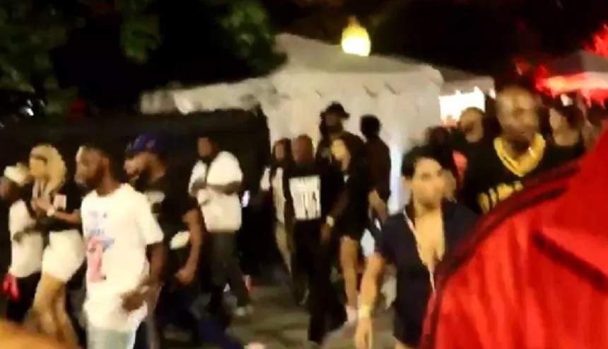 VIDEO / Fanii unui rapper s-au călcat în picioare în timpul concertului, după ce un bărbat a auzit focuri de armă