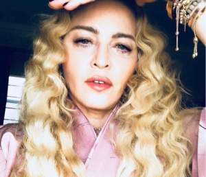 FOTO / Madonna, luată la mișto de fani: „Nu te mai photoshopa din dorința de a ne vinde nouă vibratoare”