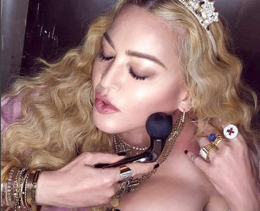 FOTO / Madonna, luată la mișto de fani: „Nu te mai photoshopa din dorința de a ne vinde nouă vibratoare”