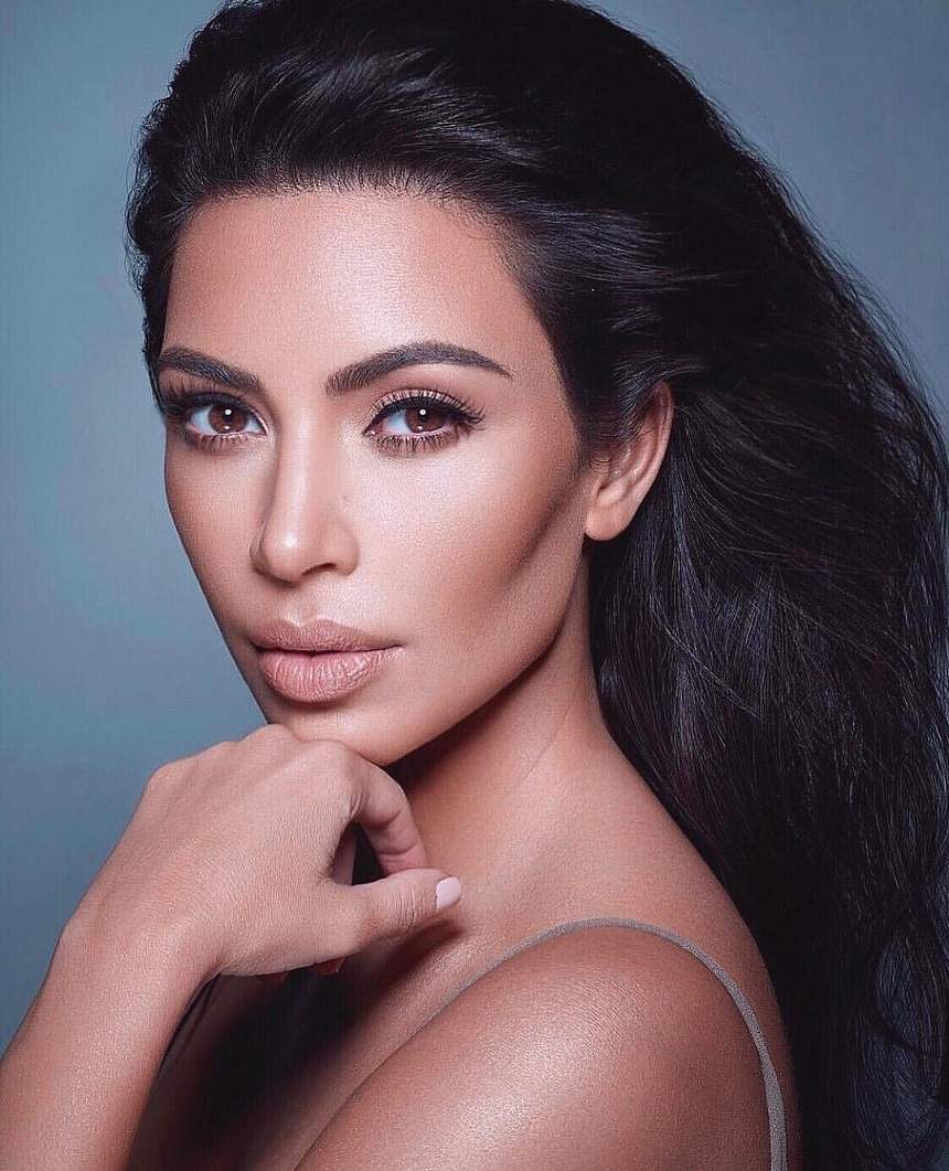 FOTO / O nouă aroganță tip Kim Kardashian! S-a îmbrăcat în bani, din cap până-n picioare... la propriu!