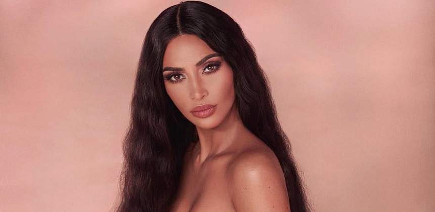 FOTO / O nouă aroganță tip Kim Kardashian! S-a îmbrăcat în bani, din cap până-n picioare... la propriu!