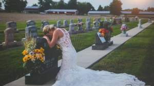 FOTO / Ţi se face pielea de găină! O mireasă plânge la mormântul iubitului, în ziua în care trebuia să facă nuntă