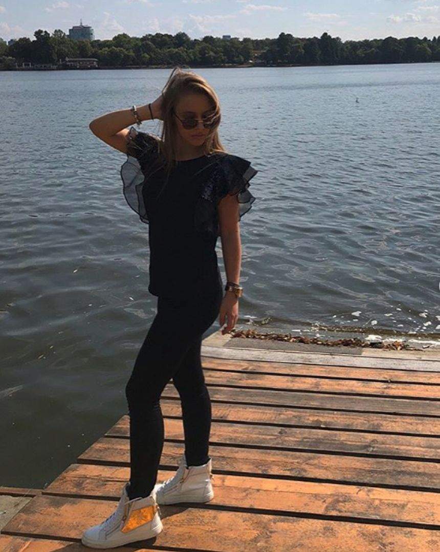 FOTO / Jennifer Dumitraşcu nu mai e deloc un îngeraş. Uite cât de senzual pozează tânăra actriţă