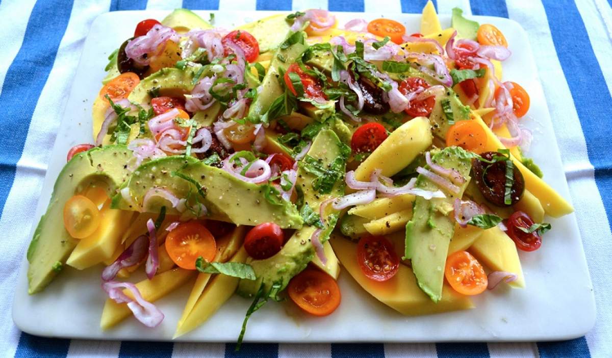 REȚETA ZILEI: Salată delicioasă cu mango, quinoa și avocado
