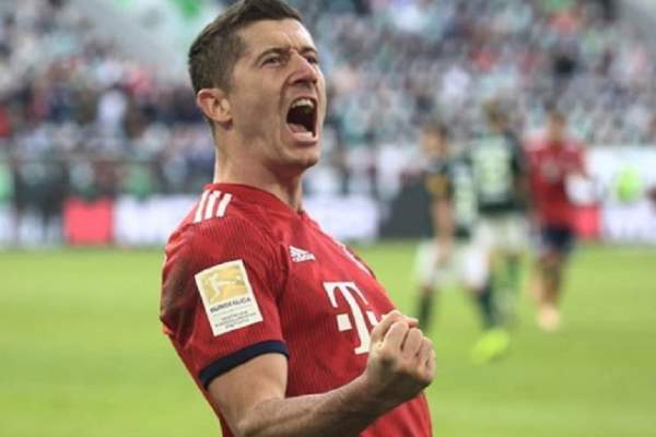 FOTO / Robert Lewandowski bagă spaima în adversari, pe teren, dar uite cum s-a costumat atacantul, de Halloween