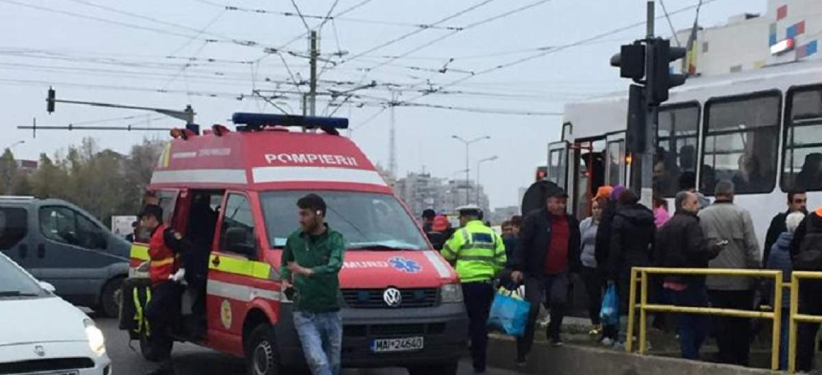 FOTO / Un bărbat a fost lovit de tramvaiul 41 din Capitală! Circulaţia este blocată