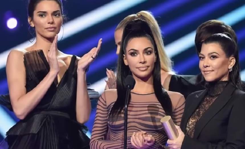 Kim Kardashian, outfit deocheat la un eveniment cu ștaif! "Îi voi acorda da un premiu pentru fundul ăla"