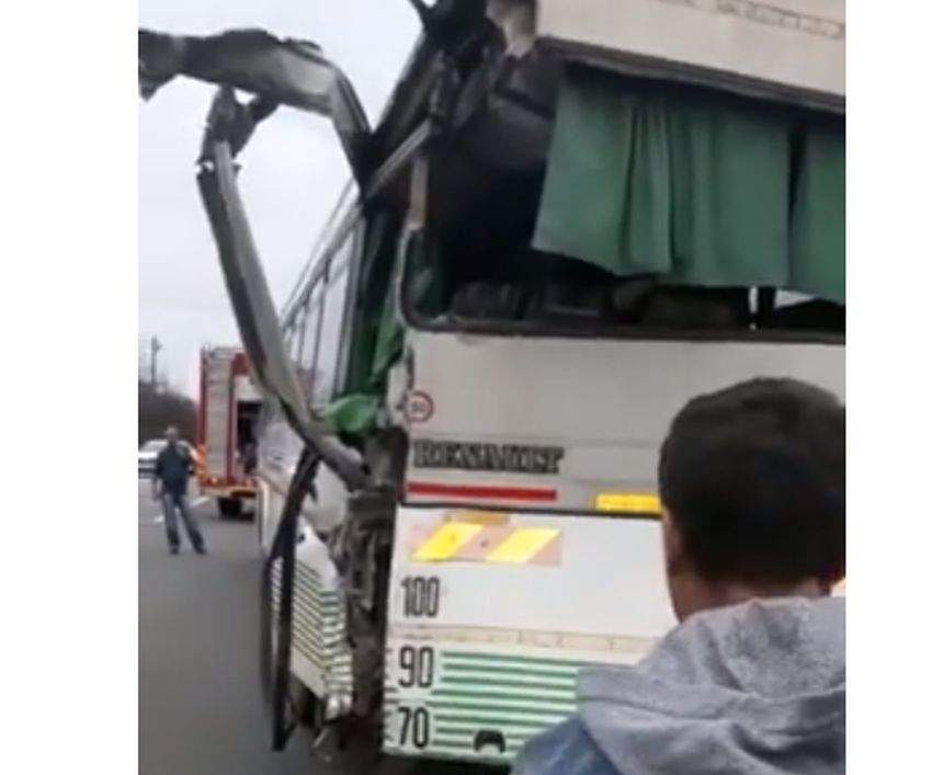 VIDEO / Accident grav, marţi seara, între două autobuze la Brăneşti! 80 de oameni, implicaţi în carnagiu