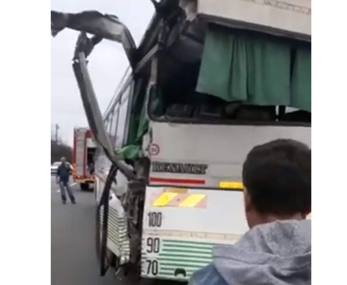 VIDEO / Accident grav, marţi seara, între două autobuze la Brăneşti! 80 de oameni, implicaţi în carnagiu