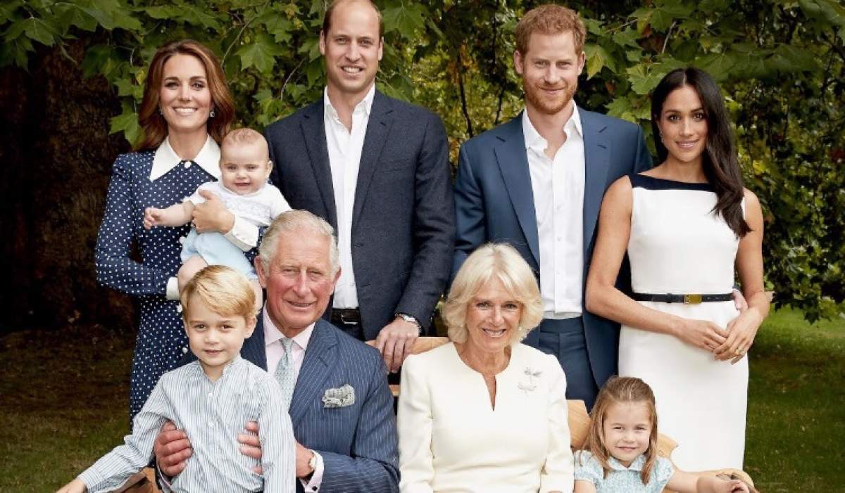 FOTO / Portret de familie, realizat cu ocazia zilei de naștere a Prințului Charles. Detaliile observate de experții limbajului trupului