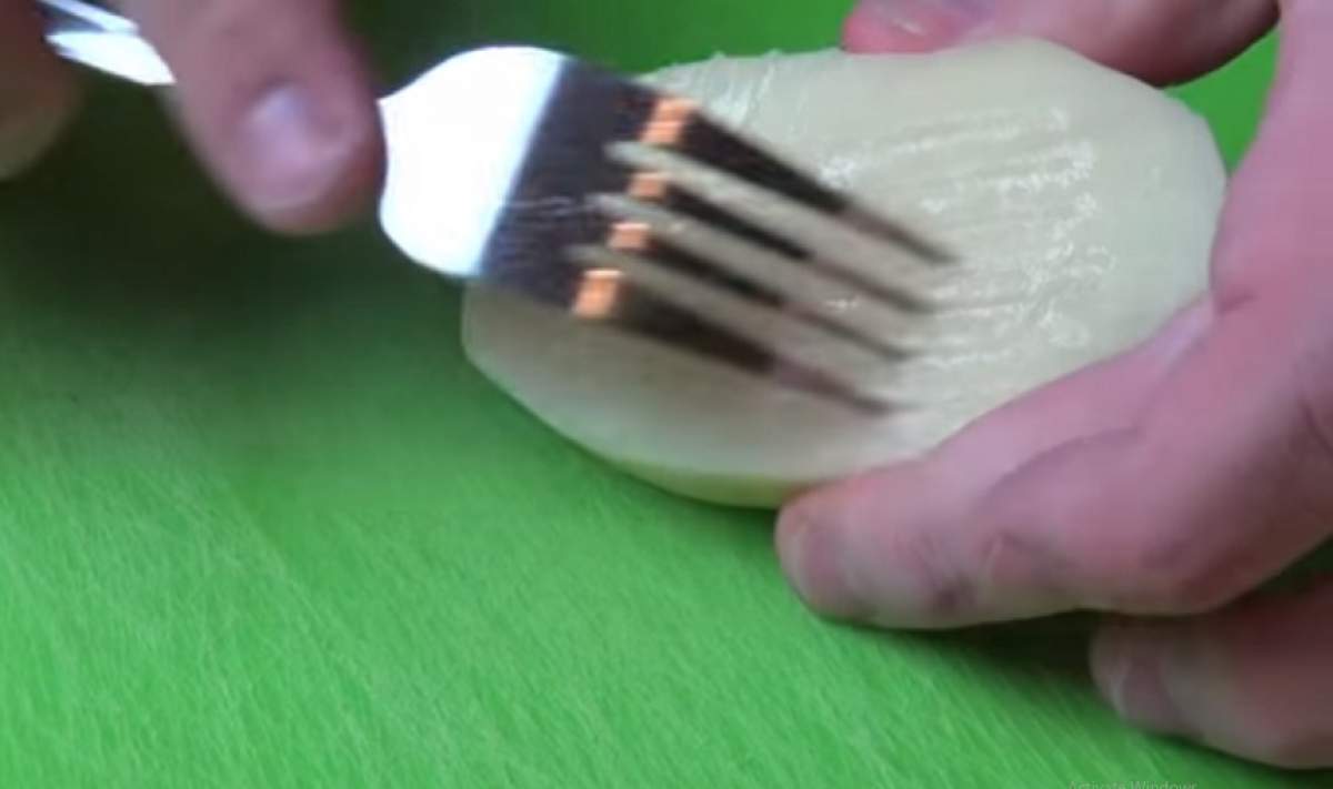 VIDEO / A luat un cartof și o furculiță și a început să facă asta. Rezultatul este incredibil!