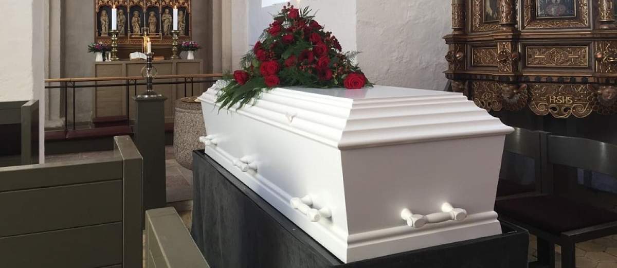 Mort trezit în timpul propriei înmormântări. Primele cuvinte al defunctului: „Am vrut să trag un pui de somn”