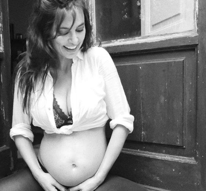 Catrinel Menghia şi-a etalat burtica de gravidă în toată splendoarea! "Eu şi tata te aşteptăm"