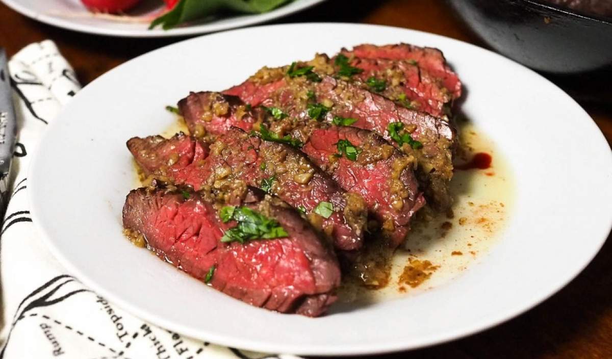 REȚETA ZILEI: Steak de vită cu salsa de roșii și anșoa, prânzul care îi va cuceri pe cei dragi!