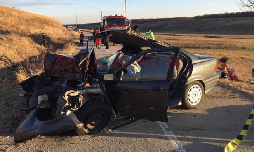 FOTO / Accident cumplit în Dolj! Soţ şi soţie, morţi după ce au intrat cu maşina într-un copac