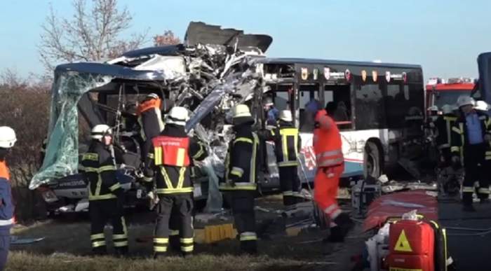 VIDEO / Impact puternic între două autobuze şcolare! Peste 40 de persoane sunt rănite, majoritatea copii