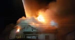 VIDEO / Incendiu teribil în această seară în Târgovişte. O fabrică de mobilă arde!