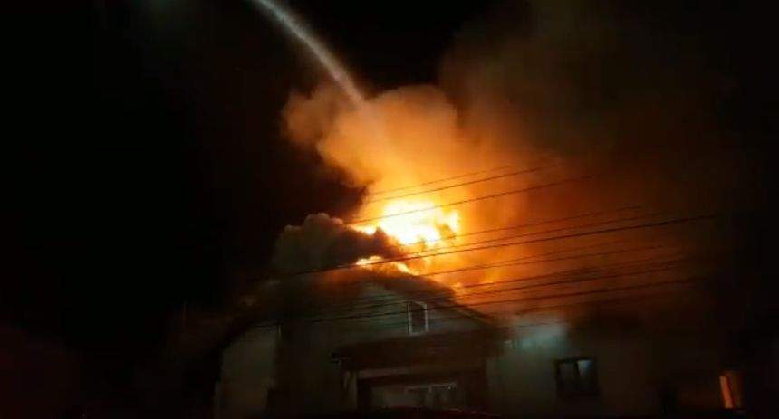 VIDEO / Incendiu teribil în această seară în Târgovişte. O fabrică de mobilă arde!