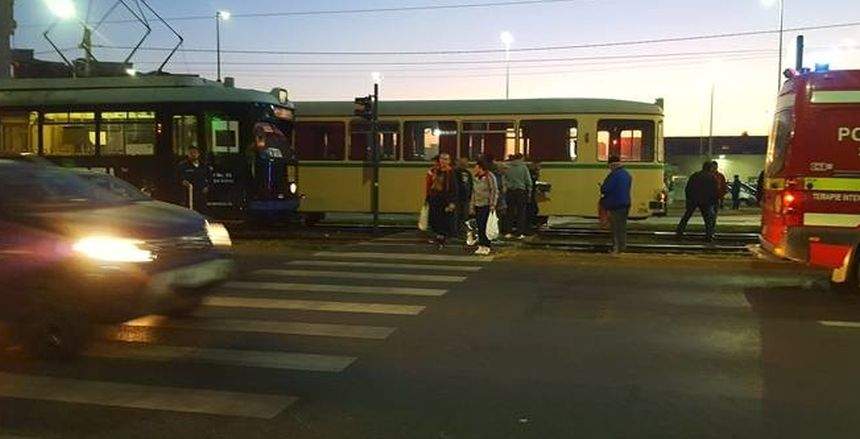 Un tânăr a fost lovit de două tramvaie! Avea căştile în urechi şi se uita în telefon